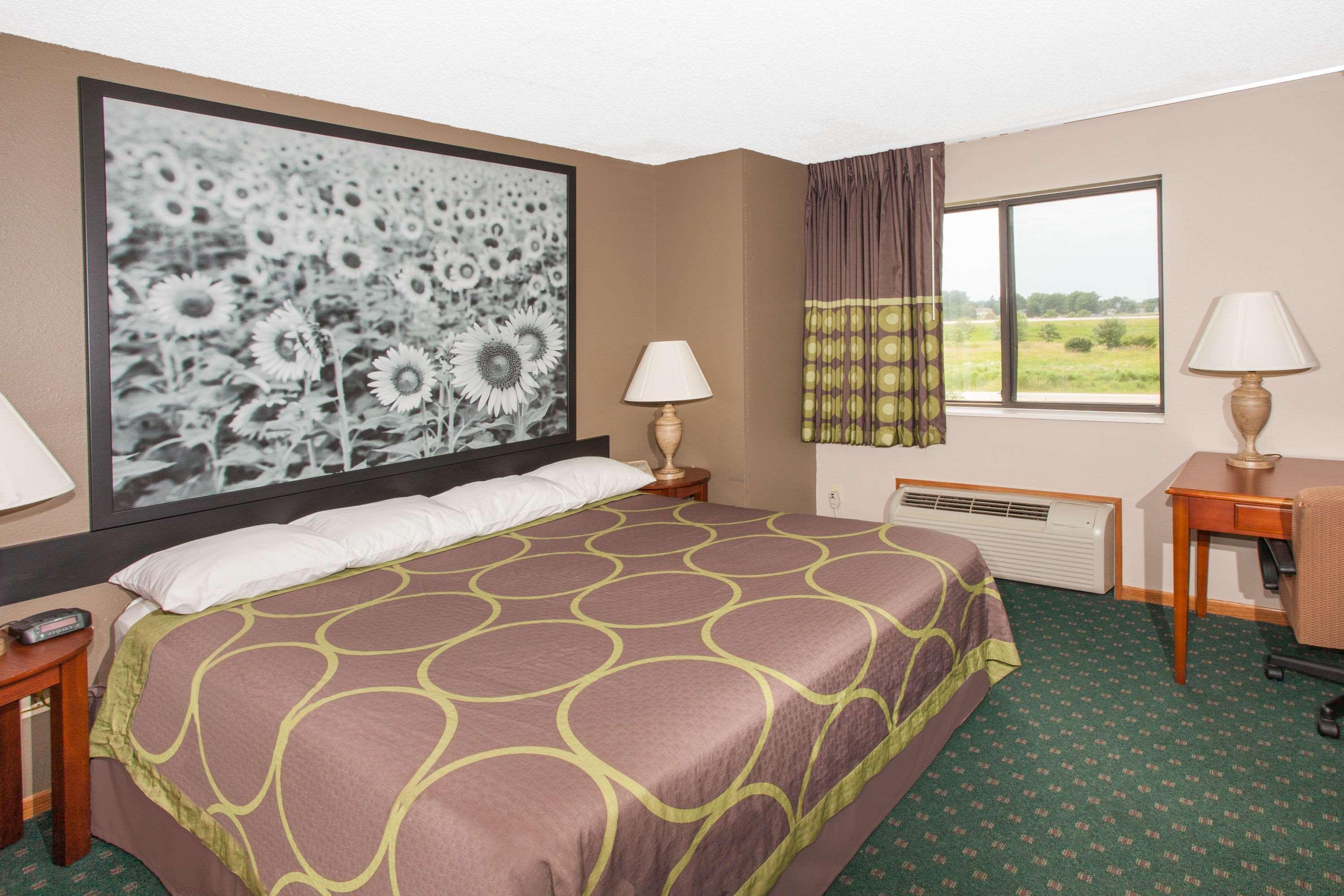 Super 8 By Wyndham Ia Hotel